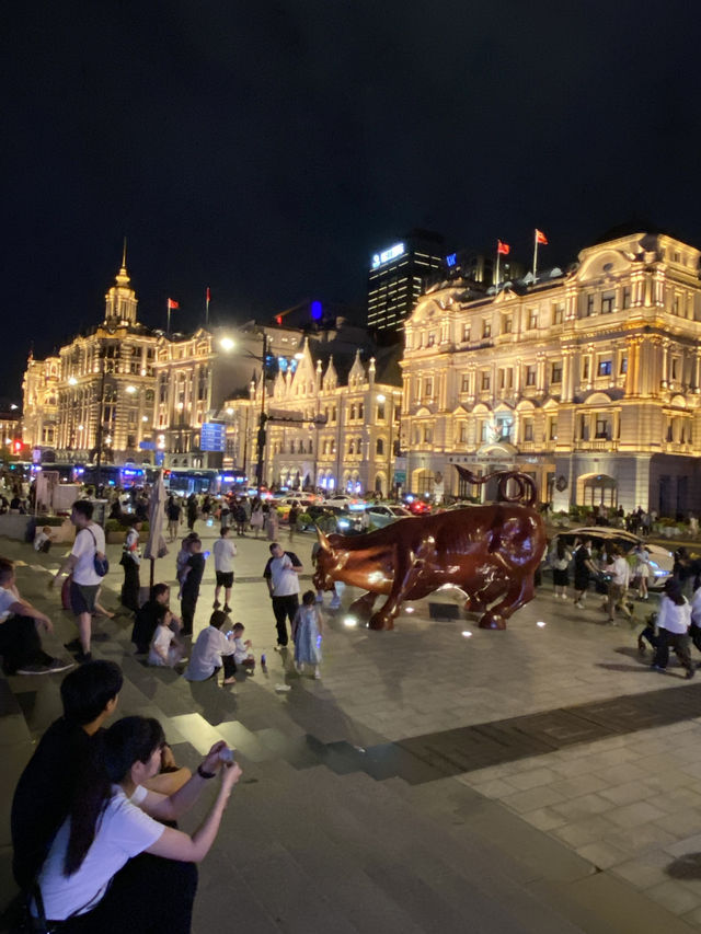 上海外灘，看夜景，也看上海的新與舊。