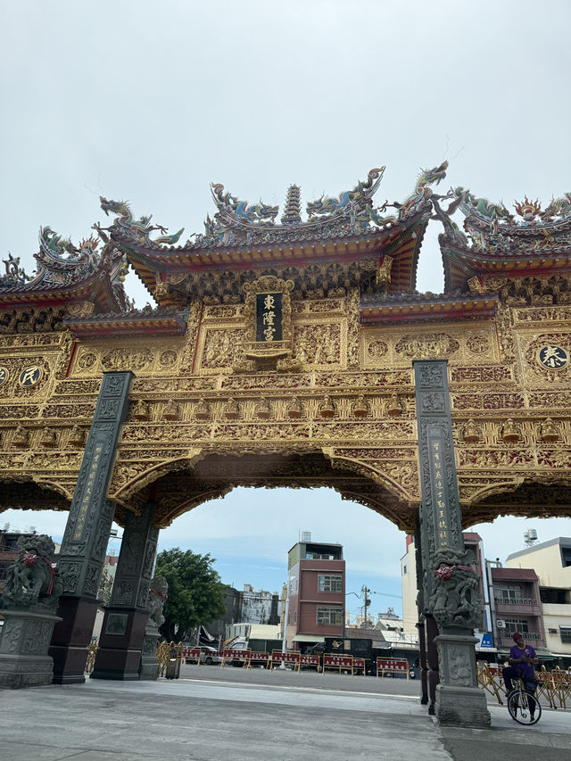 東港東隆宮，是溫府千歲駐蹕之地，是海風中的靈山聖殿。 樓下是王爺鎮煞守國，樓上是倉頡開天啟智。 廟中供奉的不只是神明，更是歷史的記憶、文化的光明、與信仰的力量。 當你站在二樓，凝望那六隻眼睛，你會明白