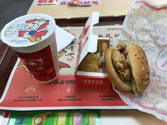 202507丹東： 安東老街夜散步：在歷史與燈火之間，尋一碗牛肉湯飯的安慰