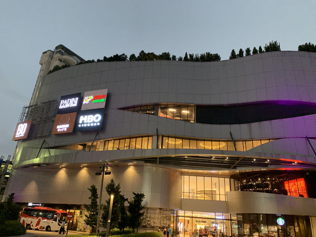 🛍️ Starling Mall – Popped in for llaollao, stayed for the chill vibes