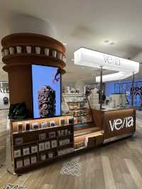 VE/LA คาเฟ่ดีไซน์อบอุ่น กาแฟที่ละมุนกว่าหน้าฝน ☕ 
