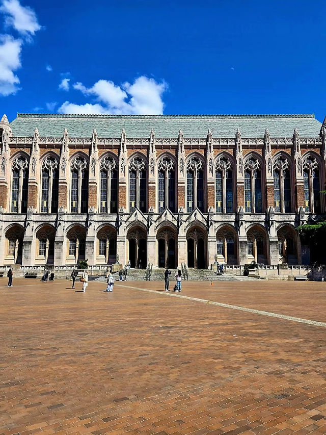 🏞️ University of Washington – A Snow-Capped Dream Campus