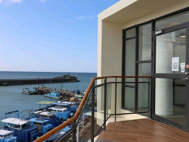 位於屏東車城海口沙灘的「看海美術館」，是一座以大海為背景的獨特藝術展館。