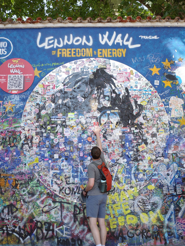 🎨自由と平和のメッセージ!ジョン・レノンの壁で心を解き放つ 🎨自由と平和のメッセージ!ジョン・レノンの壁で心を解き放つ