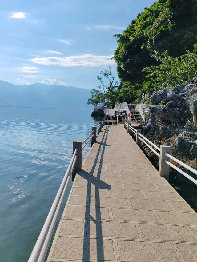 Island Stroll: Embracing the Beauty of Erhai Lake