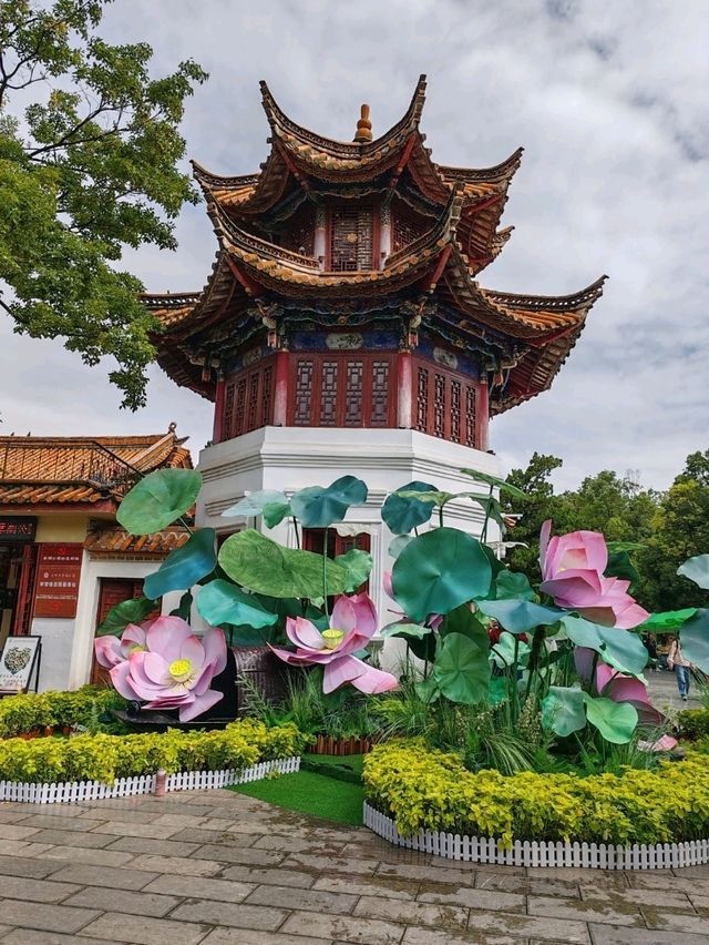 Kunming Green Lake Park: Pavilions and Towers Reflecting Charmingly in the Emerald Lake