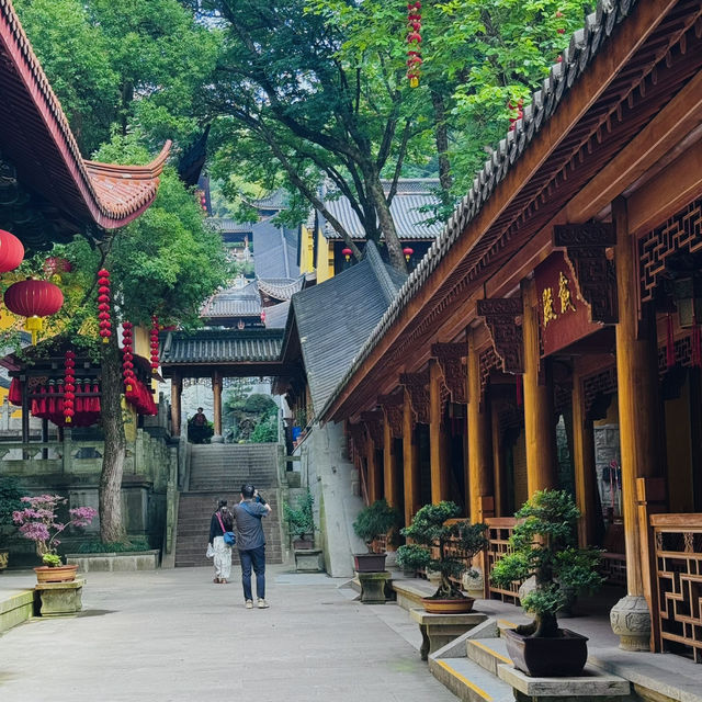 Hangzhou’s Temple Glow✨