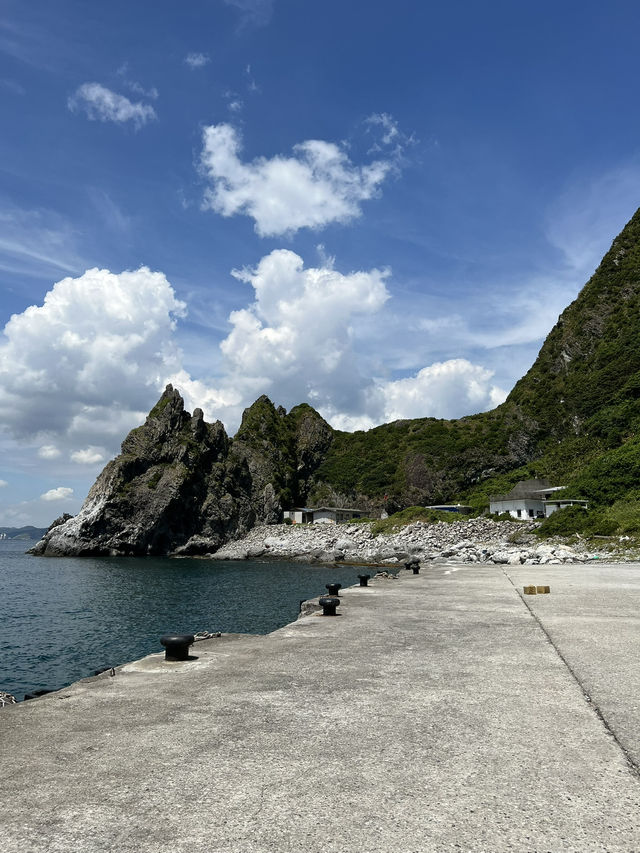 基隆｜基隆嶼（中集）登島（港口步道・濱海步道・海濱長廊）—把火山島的海線，走成一條會呼吸的藍色詩 ✨🏝️