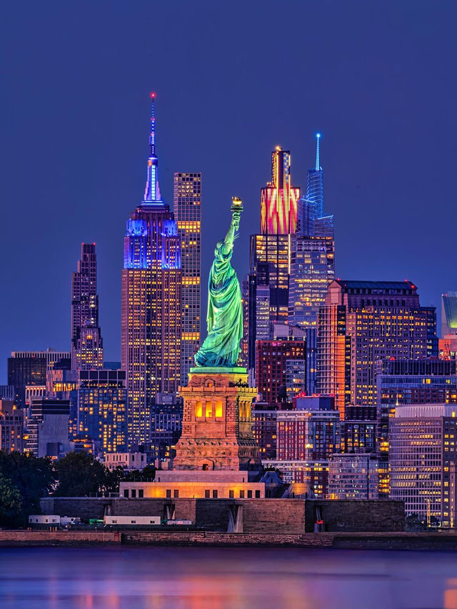 NEW YORK – MANHATTAN SKYLINE AT NIGHT NEW YORK – MANHATTAN SKYLINE AT NIGHT