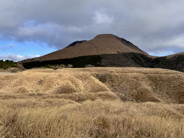 🍂秋日阿蘇山:米塚的金色光影、草千里的高原風、火山的震撼能量 🍂秋日阿蘇山:米塚的金色光影、草千里的高原風、火山的震撼能量