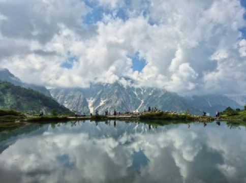 八方潭——一個浪漫的高山湖泊。