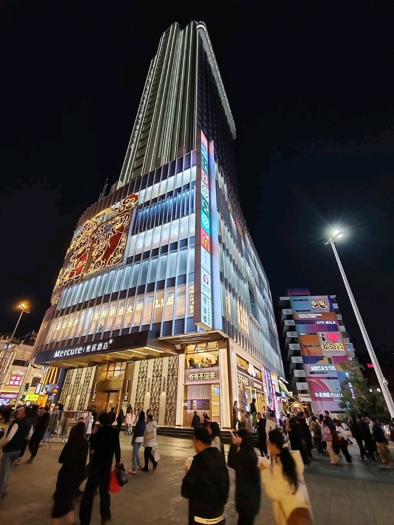 Mercure Guangzhou Beijing Road Pedestrian Street Hotel at night