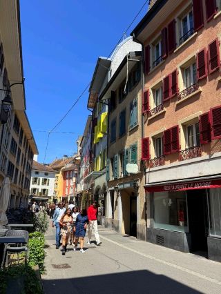 เดินชิลชมย่านเมืองเก่า Vevey สวิตเซอร์แลนด์ เมืองน่ารักริมทะเลสาบเลอมาน 🇨🇭✨

ใครมีแพลนมาเที่ยวสวิตเซอร์แลนด์ แล้วอยากได้ฟีลเดินเล่นสบายๆ แนะนำย่านเมืองเก่า Vevey (เวอเวย์) เลยค่ะ เมืองนี้น่ารักและมีเสน่ห์มาก เดินเรียบไปตามซอกซอยจะได้เห็นตึกสไตล์ยุโรปโบราณ อาคารบ้านเรือนคัลเลอร์ฟูล โทนสีส้ม เหลือง ครีม ตัดกับบานหน้าต่างไม้หลากสี ถ่ายรูปออกมาแล้วมู้ดดีสุดๆ 📸💛
ถึงแม้เมืองนี้จะมีนักท่องเที่ยวแวะเวียนมาเรื่อยๆ แต่บรรยากาศกลับไม่วุ่นวายเลยค่ะ เดินสบายๆ เพลินมาก มีร้านค้าคราฟต์ ร้านนาฬิกา ร้านกาแฟ และร้านค้าท้องถิ่นเก๋ๆ แทรกตัวอยู่ตามตรอกซอกซอย ได้สัมผัสแสงแดดอุ่นๆ กับท้องฟ้าสดใส และซึมซับวิถีชีวิตสไตล์สวิสแบบเต็มที่ ใครชอบเมืองเล็กน่ารัก ถ่ายรูปสวยทุกมุม ต้องแวะมาเช็กอินให้ได้นะคะ! 🏛️✨

#Vevey  #VeveyOldTown  #Switzerland  #เที่ยวสวิตเซอร์แลนด์  #SwissTravel  #TripcomTH  #รีวิวที่เที่ยว  #แจกแพลนเที่ยว  #เที่ยวยุโรป 