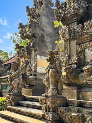 Jalan setapak di punggung bukit tropis di samping Ubud