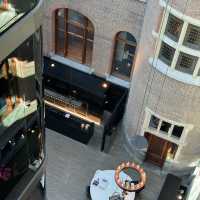 現代建築のスタイルを融合させたConservatorium Hotel