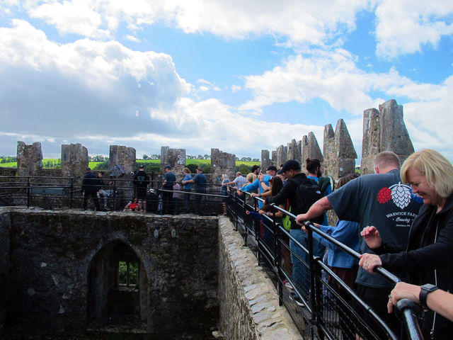 <連名人都甘放下身段親吻的神奇魔法石 - 巧言石 (Blarney Stone)>