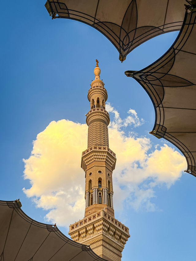 Mecca by Moonlight: A Sacred Journey Begins 🌙