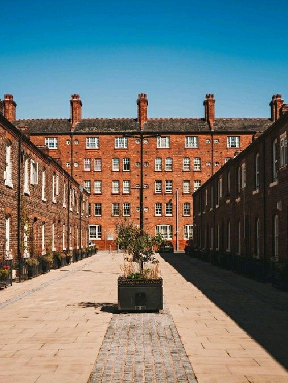 Experience Manchester like a Local 🐝🎶