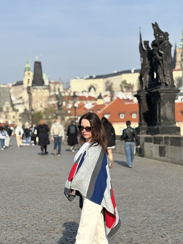 The best time to visit Charles Bridge 🌅