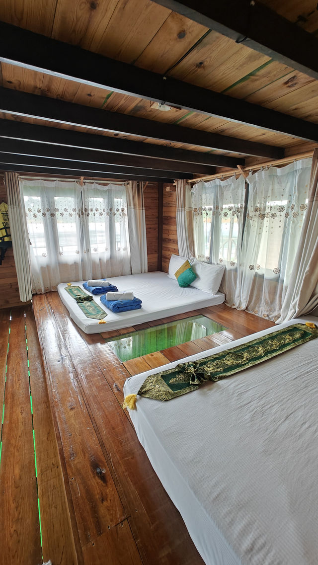Stay in a Floating Bungalow in Thailand – Nature, Tranquility & Tips 🛶🌿