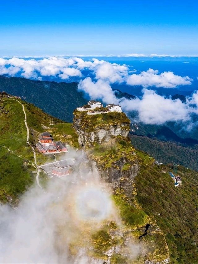 ⛰️ Fanjing Mountain – Sacred Peaks Above the Clouds