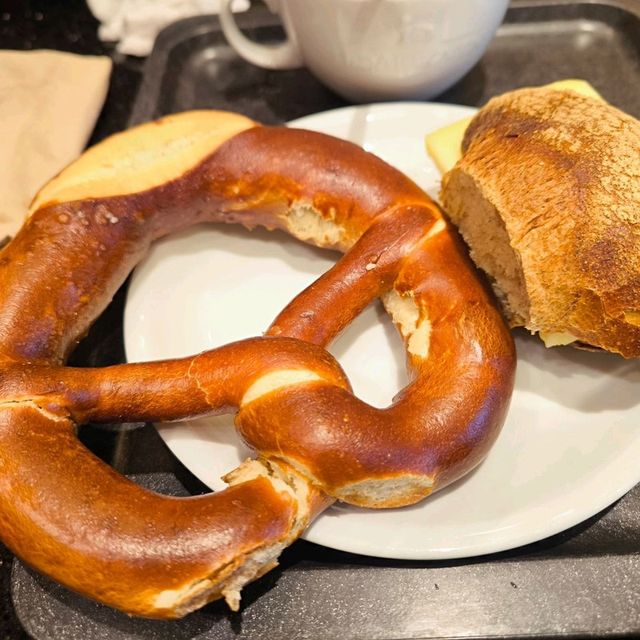 Cologne Weekend Vibes: Where Culture & Chill Collide 🌙🏨 Cologne Weekend Vibes: Where Culture & Chill Collide 🌙🏨