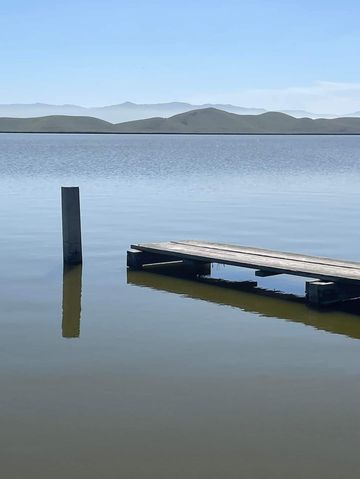 Enjoy the spring scenery, hike in the Wild Wolf Mountain area park in April.