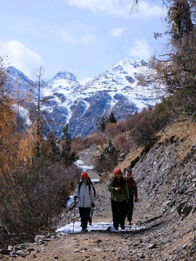 First Autumn-Snow Hike in Majiagou