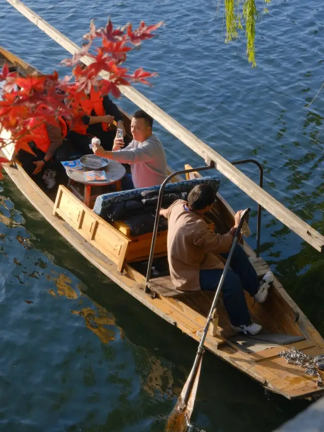 Fish Viewing at the Flower Pond|The golden light through the hole was captured, it's indeed a royal garden|||