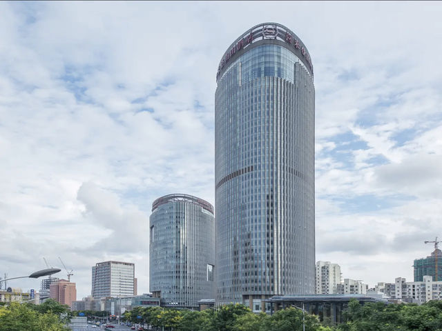 上海浦東喜來登由由大酒店及公寓：繁華都市中的奢華綠洲  在繁華的上海浦東，有一座名為喜來登由由大酒店