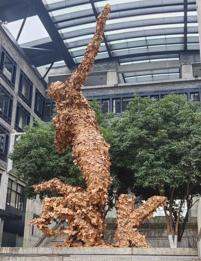 Strolling in Hangzhou, encountering the 'head-touching killer' autumn leaf sculpture