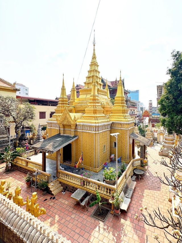 Finding Peace in Wat Ounalom Monastery