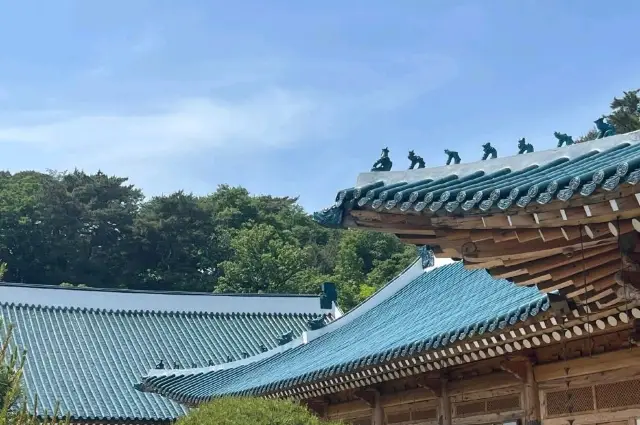 หันหน้าไปทางพระราชวัง Gyeongbokgung และหันหลังเข้าหาภูเขา Bukhansan ทำเลที่ตั้งของศูนย์กลางการเมืองของเกาหลีใต้ ทำเนียบประธานาธิบดี Cheong Wa Dae