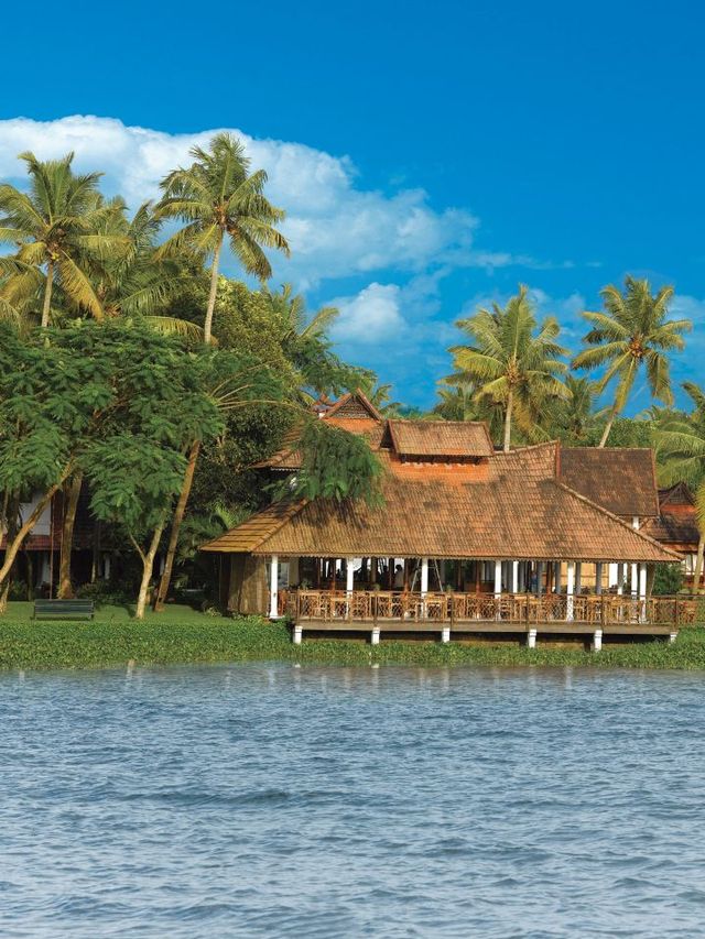 🌟 Kerala's Finest: Kumarakom Lake Resort Revealed! 🌴