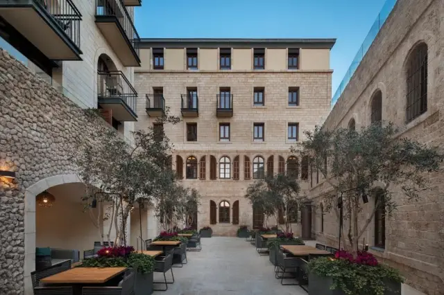 특라비브에서 럭셔리한 여행을 즐기세요. 최고급 호텔에 머물며 해안가 정취를 만끽하세요. 