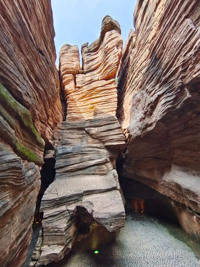 西南界洞峡群風景區。