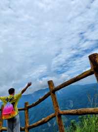 清遠金子山岩石堆觀山峰美景。