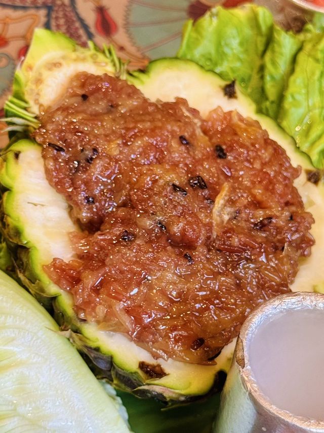 來西雙版納旅遊，怎麼能錯過當地的特色美食呢？今天就給大家推薦一家超棒的餐廳——雲雀金灣·傣家孔雀宴手。
