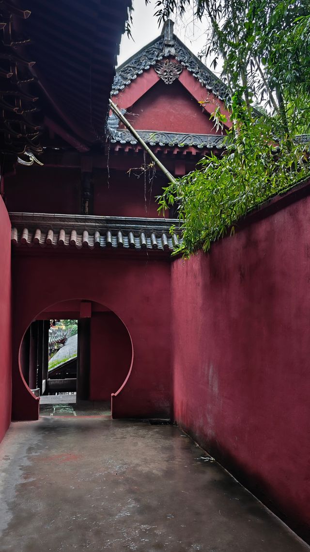 成都人最多、香火最旺的寺廟「石經寺」。