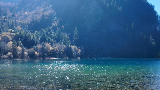 湖光山色| 九寨最喜愛的一片藍。