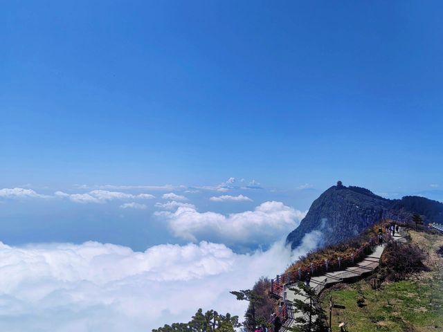 "峨眉山一座雲上佛國，人間仙境"。