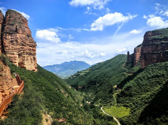 九月經過冶力關，山色正慢炖秋光