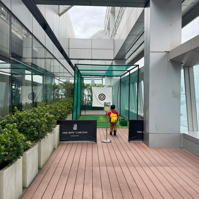 雲端親子高爾夫！帶娃打卡麗思卡爾頓酒店嘅118層驚喜⛳️