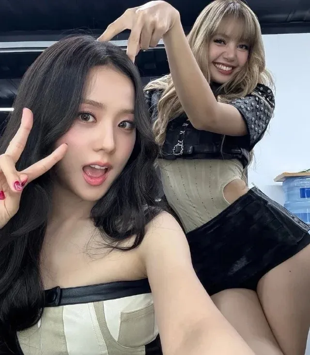 BP shine in a stunning new pic from the DEADLINE World Tour ✨😍