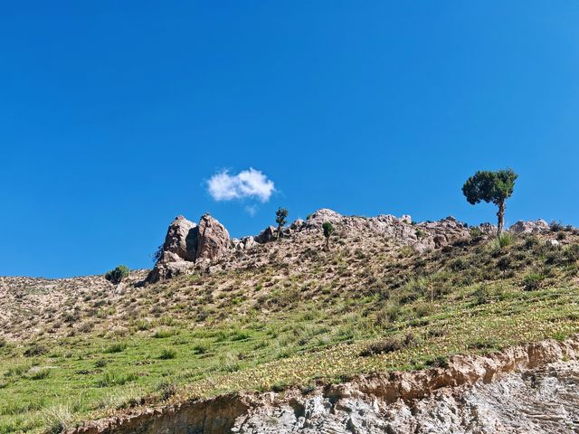 喺西北嘅旅途中，德令哈呢座被戈壁環繞嘅小城總俾人無限遐想。有人話呢度係詩嘅城市，有人話呢度係荒涼嘅終點，