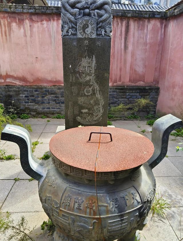 承德城隍廟 | 穿越三百年的皇家秘辛，這座藏在胡同裡的「小故宮」美到窒息！   姐妹們！今天帶你