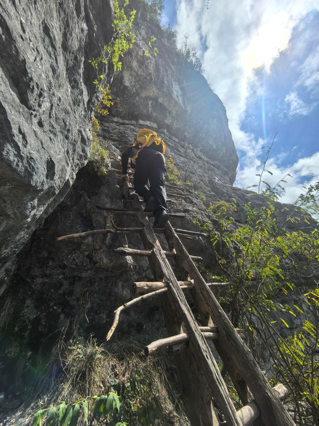 重慶行山天花板！90度絕壁天梯+雲海翻湧