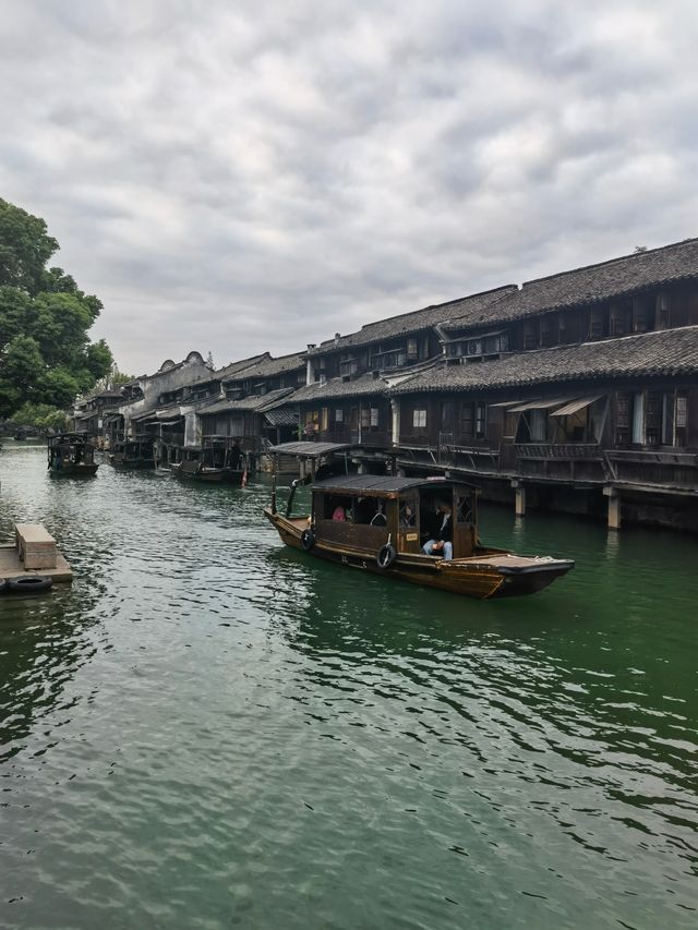 搖櫓舟聽雨眠！桐鄉烏鎮48h吃逛拍全攻略  煙雨江南的終極打開方式！ 青瓦白牆、石板巷弄