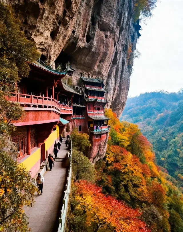The magnificent, perilous, and picturesque Daci Rock offers the unparalleled spectacle of "the mountain is a Buddha, and the Buddha is a mountain" 
