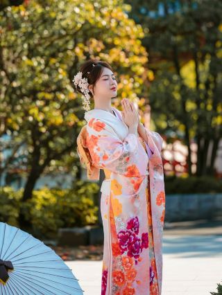 First Kimono Experience in Tokyo｜Asakusa Temple Photoshoot Guide